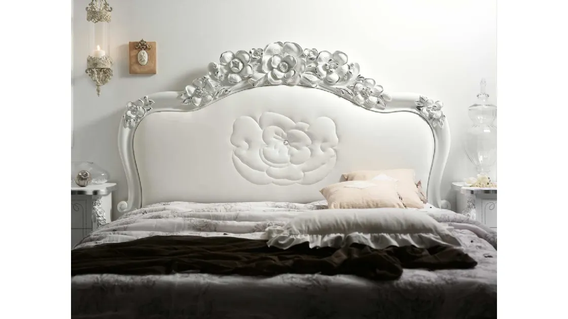 Letto con testiera in pelle con decoro e intaglio floreale Viola di Mobil Più