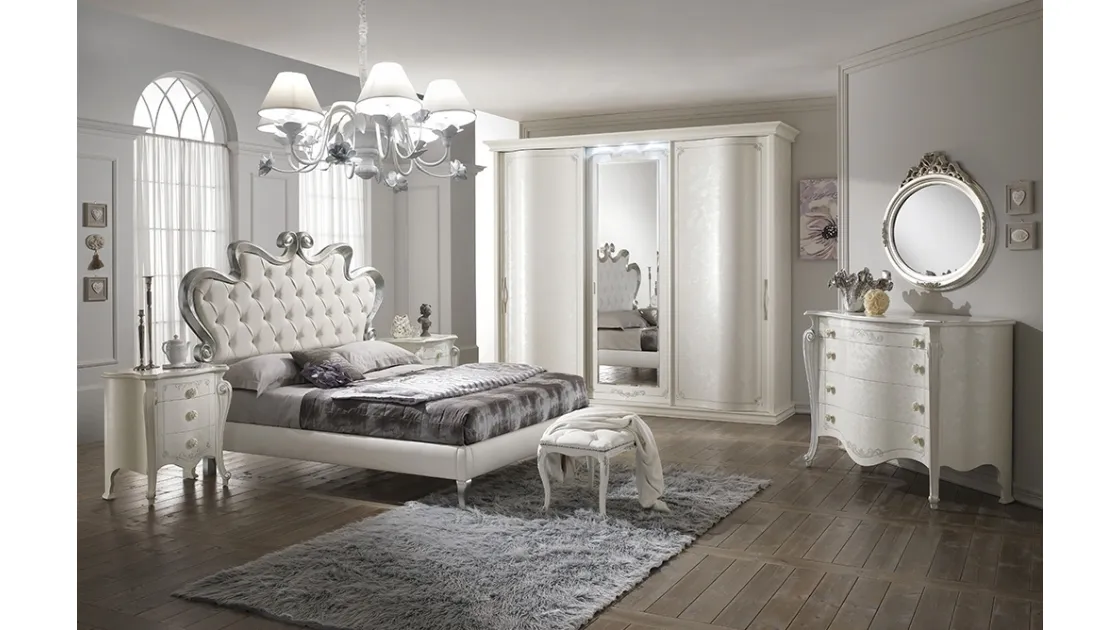 Letto con testiera in pelle con cornice e piedini in legno argentato Chanel di Mobilificio AG