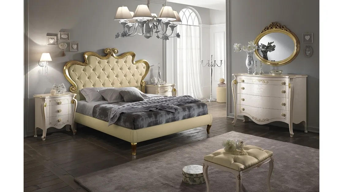 Letto con testiera in pelle con cornice e piedini in legno argentato Chanel di Mobilificio AG