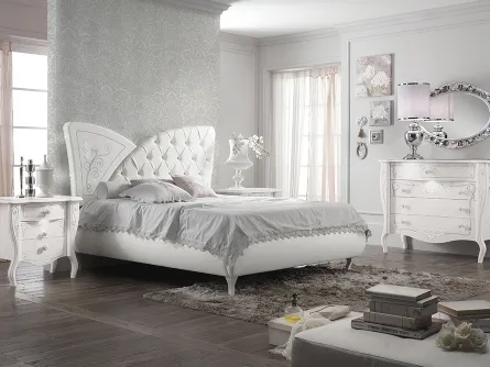 Letto in pelle con parte della testiera in legno decorato Chloè di Mobilificio AG