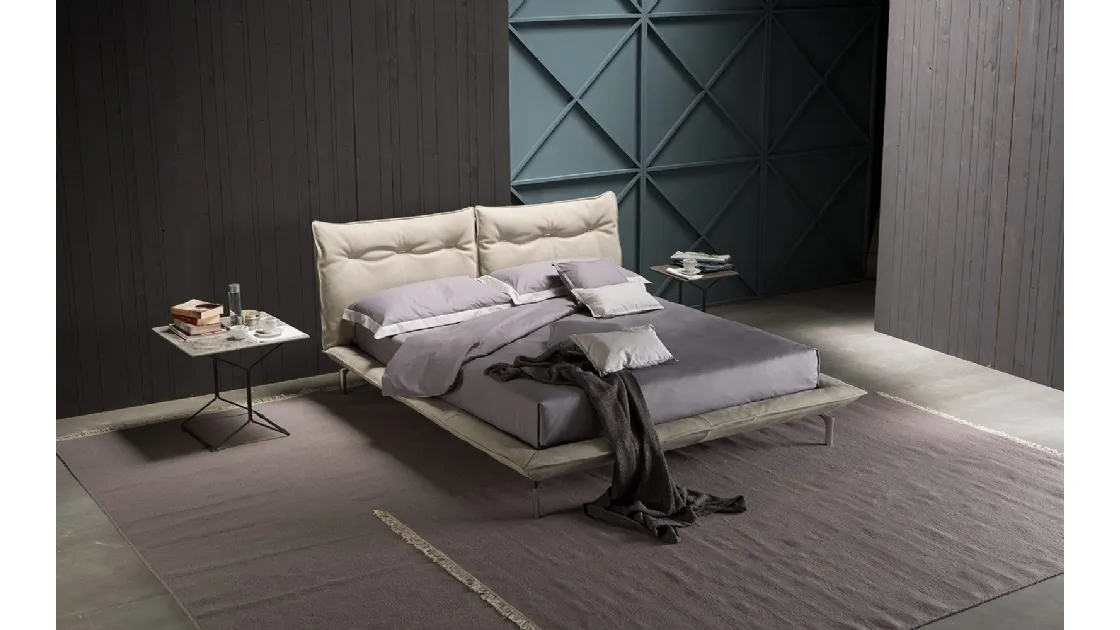 Letto di design in pelle Rem di Novaluna